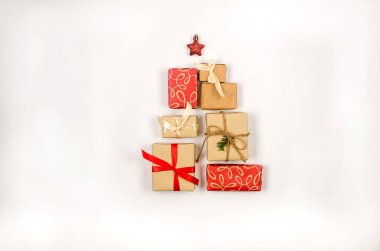 Noel ve Yeni Yıl tatili geçmişi. Xmas tebrik kartı. Noel hediyeleri kutuları beyaz arka plan manzaralı el sanatları kağıdına sarılmış. Noel.. 