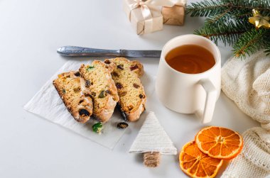 Noel meyveli keki ve limonlu sıcak çay. Geleneksel Avrupa kış xmas tatlısı. Kışlık ev konsepti. Kış tatili kutlaması için tatlılar pişiriliyor. xmas akşam yemeği konsepti