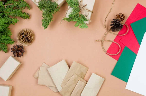 Fundo Natal Com Caixas Presente Embrulhando Papel Artesanal Bege Preparação — Fotografia de Stock