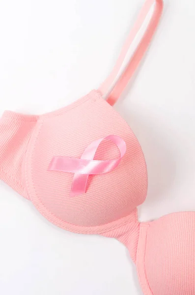 Pinkfarbenes Band Auf Rosa Büstenhalter Auf Weißem Hintergrund Brustkrebs Konzept — Stockfoto
