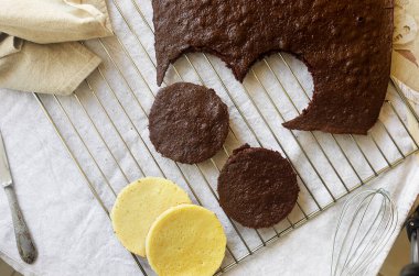 Metalik pişirme ızgarasında taze ev yapımı vanilya ve çikolatalı kek. Bento kek pişirmek için kekler. Kahve fincanında kek, yeni şekerleme modası, mini kek, modaya uygun pasta.