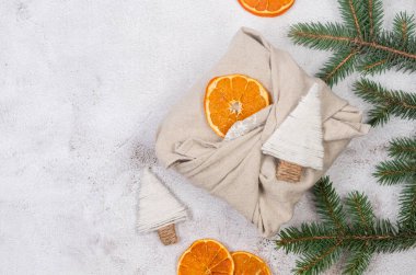 Organik kuru portakallı kumaşa sarılmış hediye kutusu. Furoshiki hediyeleri. Çevre dostu Xmas kumaşı yeniden kullanılabilir hediye sıfır atık kavramı. 