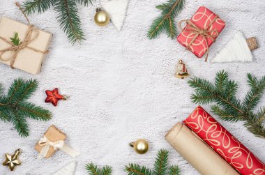 Noel ve Yeni Yıl tatili geçmişi. Xmas tebrik kartı. Noel hediyeleri kutuları kağıt ve çam dallarıyla sarılı arka plan manzarası eşliğinde. Noel.. 