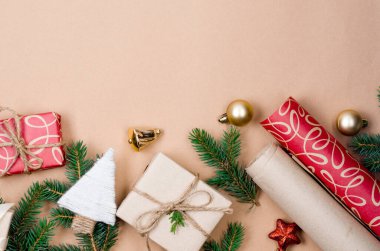 Noel ve Yeni Yıl tatili geçmişi. Xmas tebrik kartı. Noel hediyeleri kutuları kağıt ve çam dalları ile sarılı bej arka plan görünümlü. 