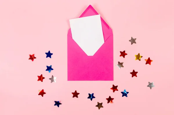 Composição Mínima Com Envelope Rosa Cartão Branco Branco Brilhantes Grandes — Fotografia de Stock