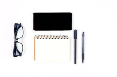 Klavye bilgisayarı, fare, gözlük, çay ve boş defter, plan ya da amaç. kavram, hedefler ve eylem planı, yeni yıl