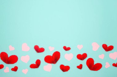 Mavi arka planda birçok kırmızı ve pembe kağıt kalpler var. Sevgililer Günü kavramı. Sevgililer günü, anneler günü ya da doğum günü kartı.. 
