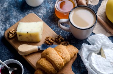 Bal, meyve, kurabiye ve fındıklı ev yapımı peynir. Taze süt ürünleri, sağlıklı organik gıdalar. Lezzetli aperatif.