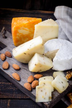 Bal, meyve, kurabiye ve fındıklı ev yapımı peynir. Taze süt ürünleri, sağlıklı organik gıdalar. Lezzetli aperatif.