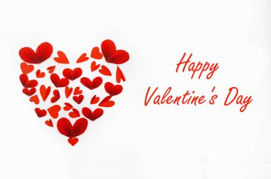 Beyaz arka planda çeşitli kırmızı kağıt kalpler. Sevgililer Günü kavramı. Sevgililer günü, anneler günü ya da doğum günü kartı..