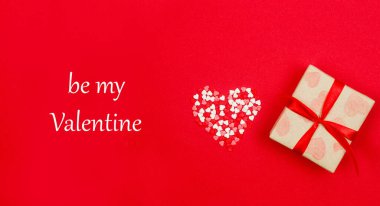 Sevgililer Günü konsepti. Kırmızı arkaplana kırmızı kurdele ve kalpler bağlanmış hediye kutuları. Sevgililer Günü konsepti, düğünler, nişanlar, Anneler Günü, doğum günü., 