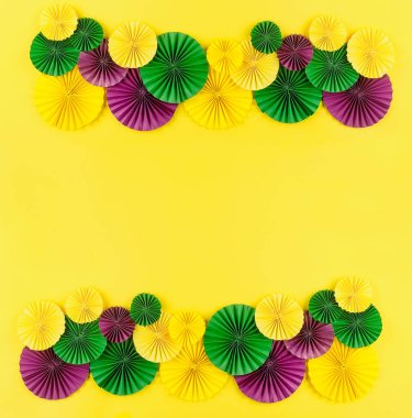 Renkli kağıt konfetileri, karnaval maskesi ve sarı arka planda fotokopi alanı, tebrik kartı ve karnaval ya da doğum günü için parti davetiye şablonu tasarımı, Mardi Gras,