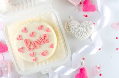 Trendy bento cake with the pink  inscription 