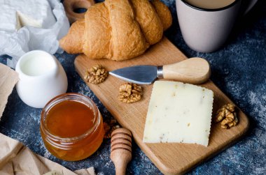 Bal, meyve, kurabiye ve fındıklı ev yapımı peynir. Taze süt ürünleri, sağlıklı organik gıdalar. Lezzetli aperatif.