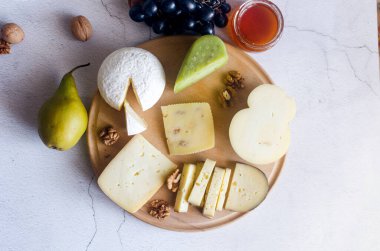 Üzümlü, reçelli, abur cuburlu, krakerli, cevizli ve sarmaşıklı nefis peynir karışımı. Akşam yemeği ya da aperatif konsepti. Nefis peynir tabağı, şarap tabağı.. 