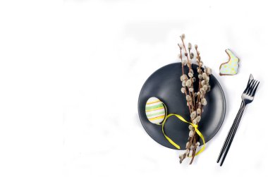 Süslü yumurtalar ve siyah tabakta beyaz arka planda brunch söğüdü. Mutlu Paskalyalar asgari konsepti. Paskalya bayramında düzdü. Mutlu Paskalyalar. Metin için alanı kopyala.