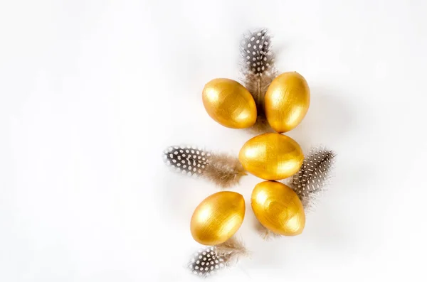 Decorative Uova Oro Piume Sfondo Bianco Buona Pasqua Concetto Minimo — Foto Stock