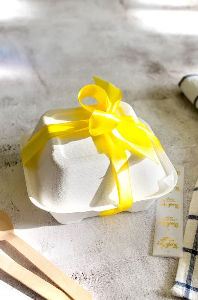 Comedor Plástico Con Pastel Bento Cinta Amarilla Sobre Fondo Blanco —  Fotos de Stock