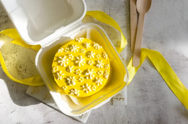 Μοντέρνο Bento Κέικ Κίτρινο Χρώμα Χαριτωμένο Διακόσμηση Στο Φως Φόντο — Φωτογραφία Αρχείου