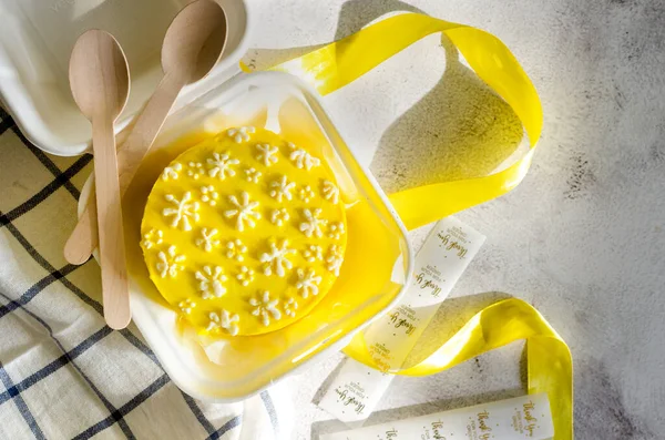 Pastel Bento Moda Color Amarillo Con Una Decoración Linda Sobre —  Fotos de Stock