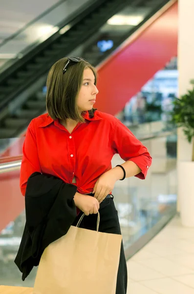 Όμορφη Έφηβη Κοπέλα Χάρτινη Τσάντα Ψώνια Απολαμβάνοντας Ψώνια Περπάτημα Στο — Φωτογραφία Αρχείου