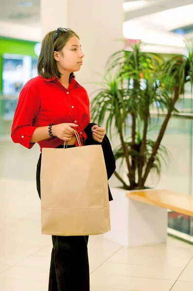 Όμορφη Έφηβη Κοπέλα Χάρτινη Τσάντα Ψώνια Απολαμβάνοντας Ψώνια Περπάτημα Στο — Φωτογραφία Αρχείου