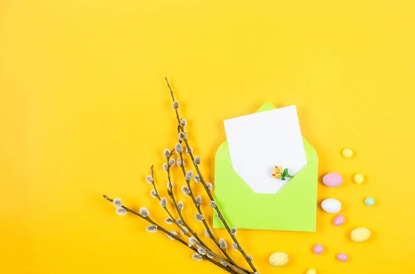 Paskalya Renkli Çikolata Yumurtaları Brunch Söğüdü Açık Yeşil Zarf Sarı — Stok fotoğraf