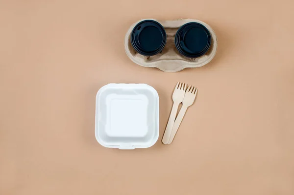 一次性纸杯 发射盒 米色木制餐具的顶部视图 牛皮纸食品包装和木制餐具 街头食品纸包装用的是天然材料 拒绝塑料 — 图库照片