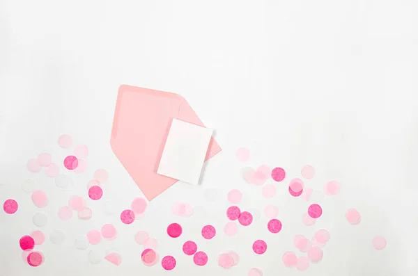 Roze Envelop Met Blanco Kaart Kleurrijke Papieren Confetti Witte Achtergrond — Stockfoto