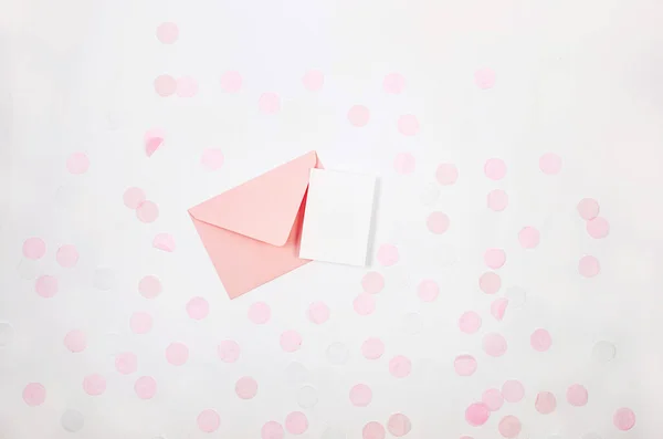 Růžová Obálka Prázdnou Kartou Barevné Papírové Konfety Bílém Pozadí Copyspace — Stock fotografie