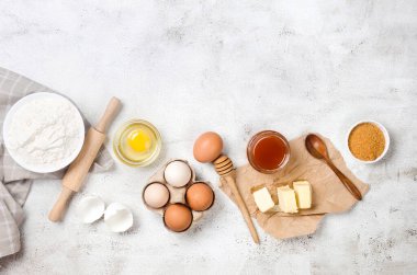 Mutfak atölyesinde un, yumurta, şeker ve tarçın içeren ev yapımı kurabiyeler pişirmek. Mutfak arka planı, fotokopi alanı, genel bakış. Pişirme hazırlığı kavramı