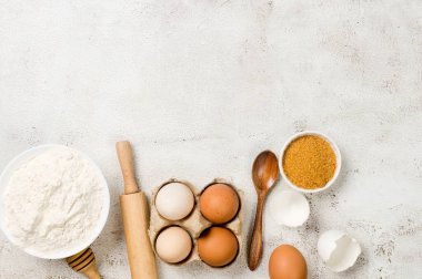 Mutfak atölyesinde un, yumurta, şeker ve tarçın içeren ev yapımı kurabiyeler pişirmek. Mutfak arka planı, fotokopi alanı, genel bakış. Pişirme hazırlığı kavramı