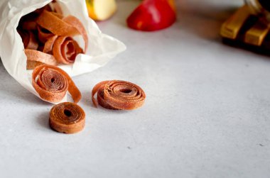 Açık gri masada kaygan meyve dürümleri. El yapımı meyveli börek. Detoks konsepti. Şekersiz, sağlıklı beslenme, tatlılık.