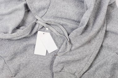 Boş beyaz karton etiketli, iple çizilmiş kazak. Tasarımını yerleştirmek için bir elbisenin boş modelini etiketle. Fiyat etiketi, satış, adres etiketi. Alışveriş konsepti. 