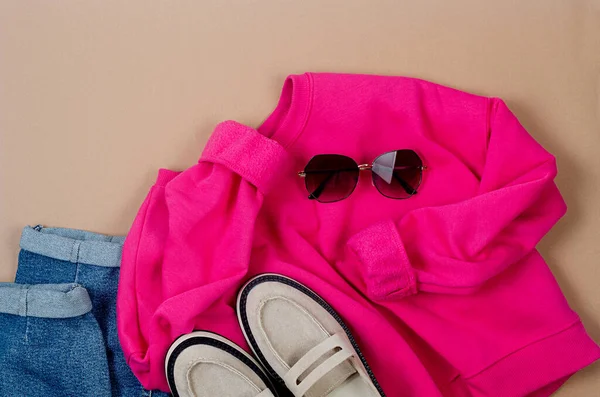 粉色运动衫 蓝色牛仔裤 米色雪绒服和白色背景的太阳镜 俯瞰女式休闲装 时髦的女装 — 图库照片