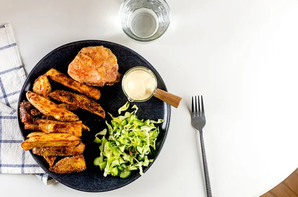 Жареное Куриное Мясо Запеченной Картошкой Специях Салатом Тарелке Вкусного Обеда — стоковое фото