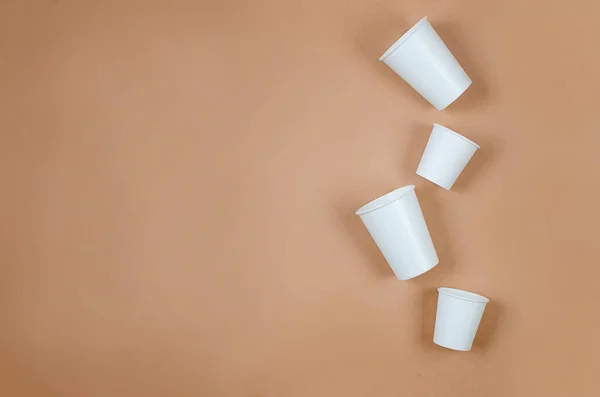 Draufsicht Auf Weißen Pappbechern Auf Beigem Hintergrund Kraft Papier Lebensmittelverpackungen — Stockfoto