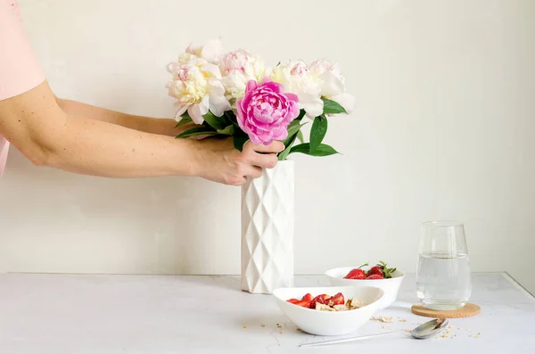 Breakfast Table Served Table Homemade Granola Fresh Strawberry Flowers Sunny —  Fotos de Stock