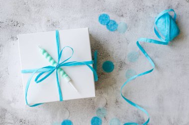 Bento kekli beyaz kutu beyaz arka planda mumla mavi kurdele bağlamış. Doğum günü pastası, Babalar Günü, Ebedi Aşk Mesajı, İki Kişilik Romantik Bento Keki