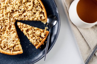 Lezzetli ev yapımı ızgara pasta ya da meyveli turtayı yakın plan siyah bir tabakta masanın üstünde.. 