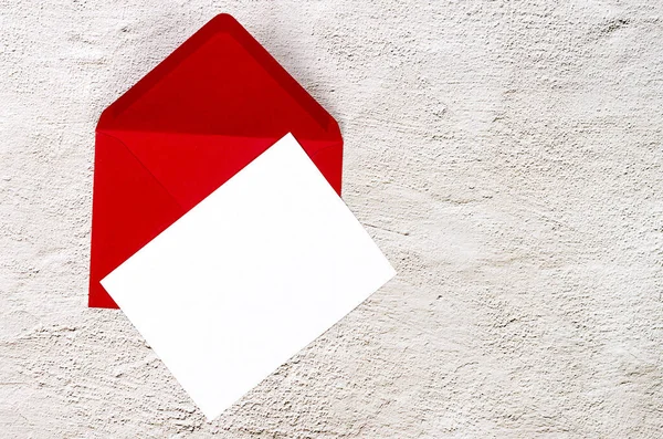 Rött Kuvert Med Tomt Vitt Kort För Text Grå Betong — Stockfoto