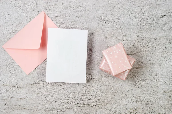Envelope Rosa Com Cartão Branco Vazio Para Texto Sobre Fundo — Fotografia de Stock