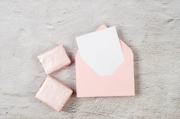 粉红信封 白色空白卡片 用于灰色混凝土背景上的文字 空白邀请函或带有复制空间的贺卡模型 — 图库照片