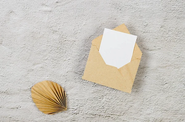 Kraftbruine Papieren Enveloppe Met Lege Witte Kaart Voor Tekst Grijze — Stockfoto