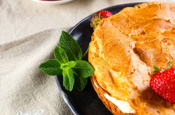Вкусный Сладкий Пирог Карпатка Тарелке Breackfast Традиционный Польский Торт Карпатка — стоковое фото