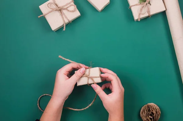 Kerstachtergrond Met Geschenkdozen Verpakt Ambachtelijk Papier Wooman Handen Voorbereiding Van — Stockfoto