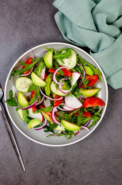Yeşil Salata Roka Domates Salatalık Avokado Taze Vejetaryen Sebze Salatası — Stok fotoğraf