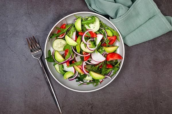 绿色沙拉 配上牛油果 西红柿 黄瓜和鳄梨 新鲜素食蔬菜沙拉 健康的素食 — 图库照片