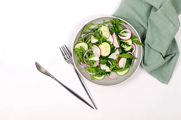 Grüner Salat Mit Rucola Rettich Und Gurke Frischer Vegetarischer Gemüsesalat — Stockfoto