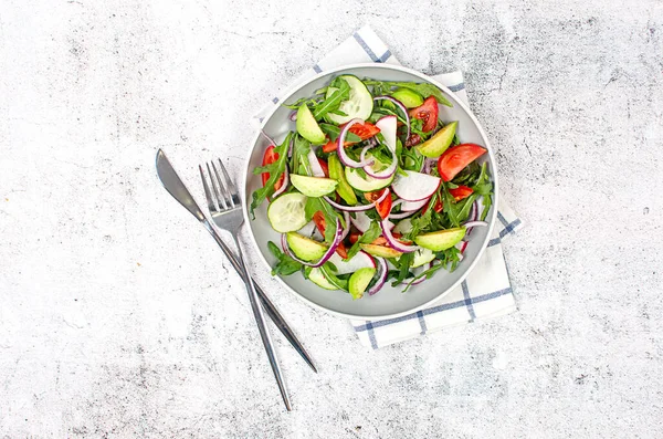绿色沙拉 配上牛油果 西红柿 黄瓜和鳄梨 新鲜素食蔬菜沙拉 健康的素食 — 图库照片